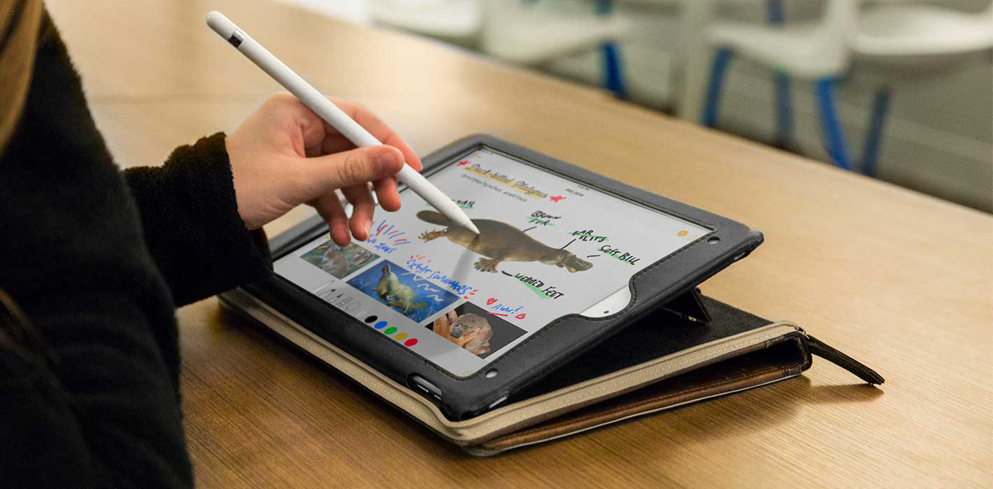 Ideális szög az Apple Pencil használatához.