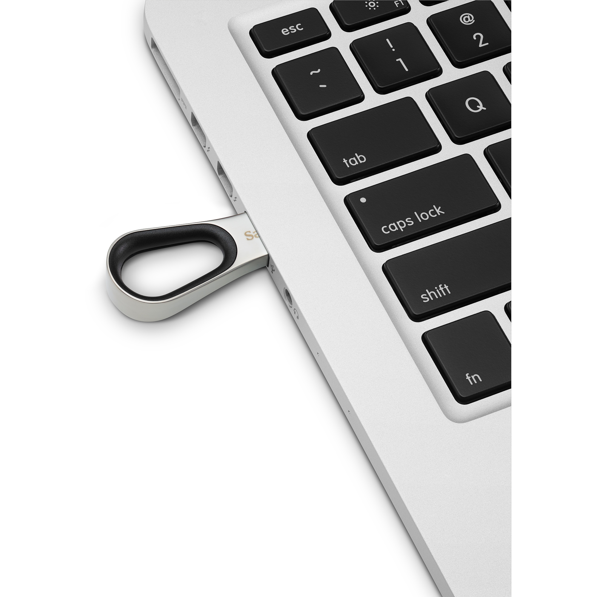 A SanDisk adathordozója egy klasszikus MacBook Pro Retina számítógép USB-A kapujában.